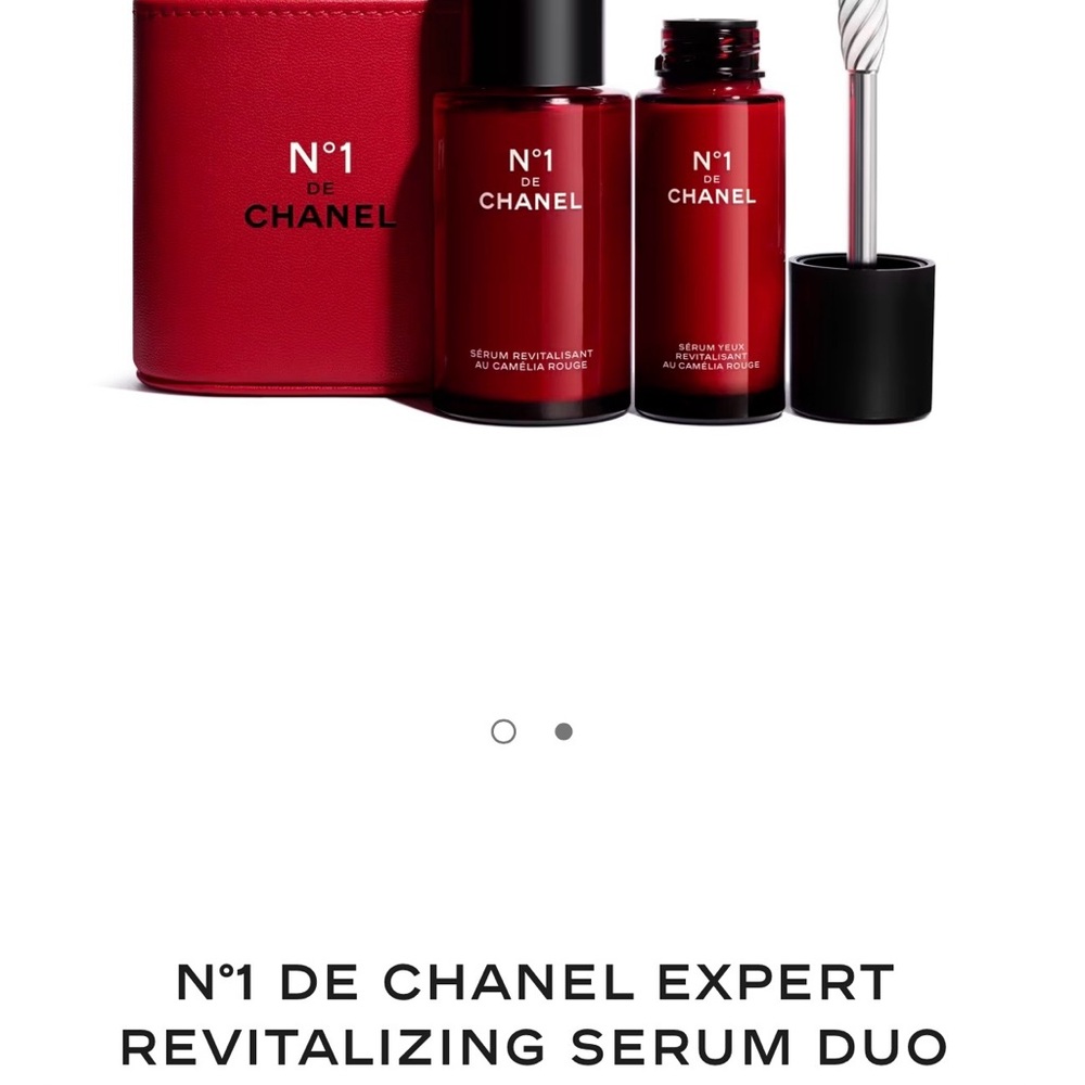 CHANEL N°1 Revitalizing Serum Duo in red